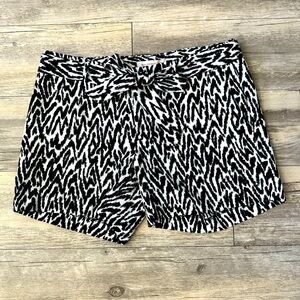 Banana Republic Heritage Drapey Tie Paper Bag Shorts womens size 2 black & white